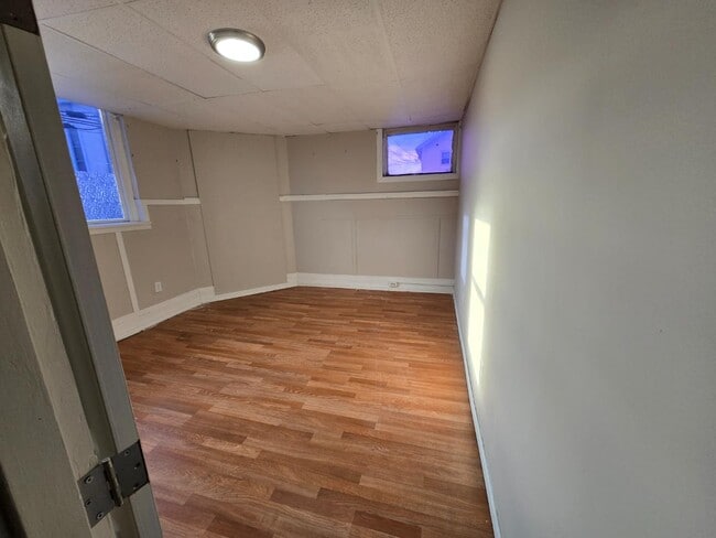 Building Photo - 300 William St