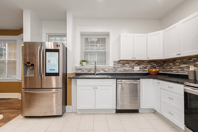 Building Photo - 215 E Mitchell Ave