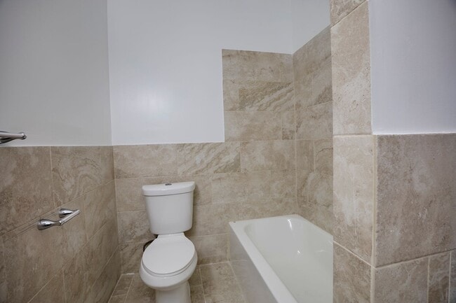 Building Photo - ???Newly Renovated MODERN 3BR and 1.5Bath ...