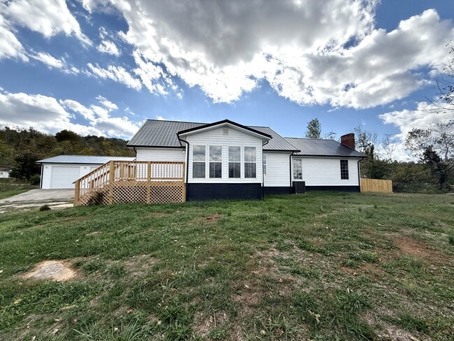 Primary Photo - 660 Jones Knob Rd