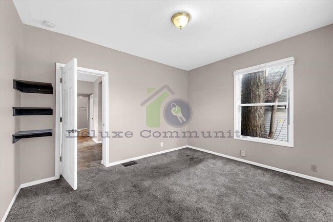 Building Photo - 2 Bed 1 Bath Bonus Room PRICE DROP!