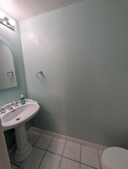 Building Photo - 10170 Palm Glen Dr