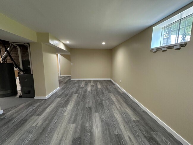 Building Photo - Adorable home on the NE side of Grand Rapids!