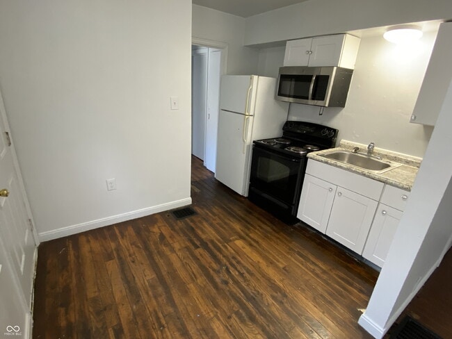 Building Photo - 623 N Tibbs Ave