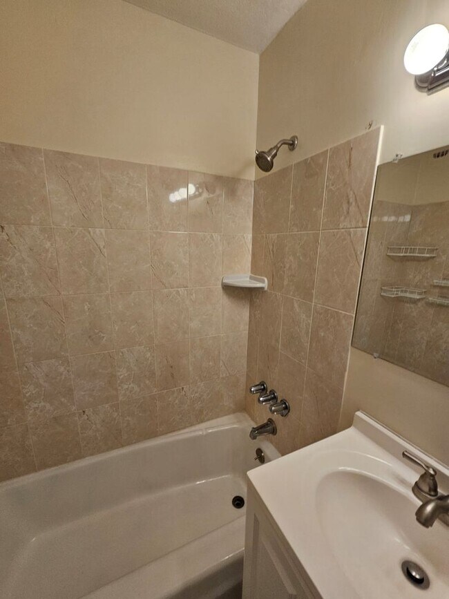 Building Photo - 2 Bedroom Unit