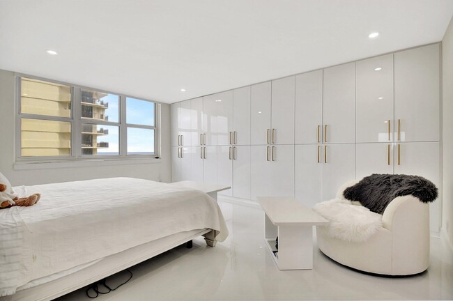 Building Photo - 5440 N Ocean Dr