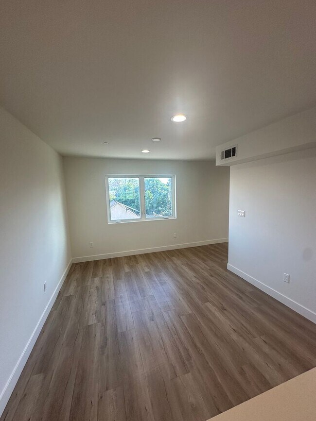 Building Photo - 16561 Vine Ter