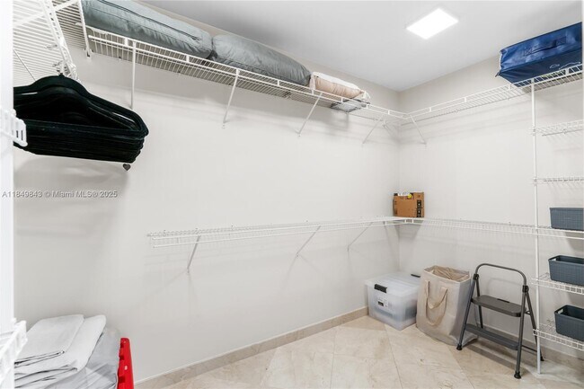 Building Photo - 16500 Collins Ave