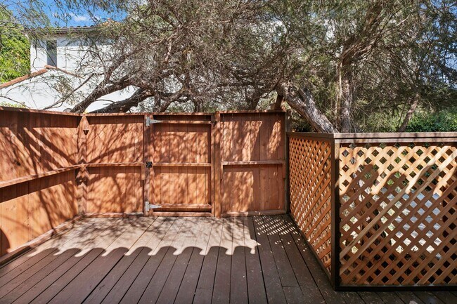 Building Photo - Private and comfortable 1 bed, 1 bath bung...