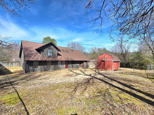 Building Photo - Beautiful 4BR Home Near UofA Campus! Lawn Care Included