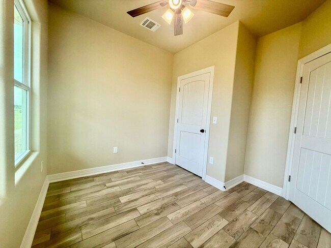 Building Photo - 1075 County Rd 678 E Natalia, TX 78059