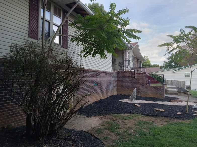 Building Photo - 409-411 Bonnie Brae Dr