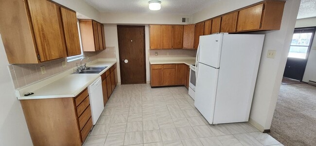 Building Photo - Move in SPECAIL,  1/2 off First Full Months Rent. ALL PROSPECTIVE TENANTS MUST SUBMIT A $58 NON-R...
