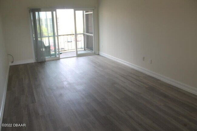 Building Photo - 719 S Beach St