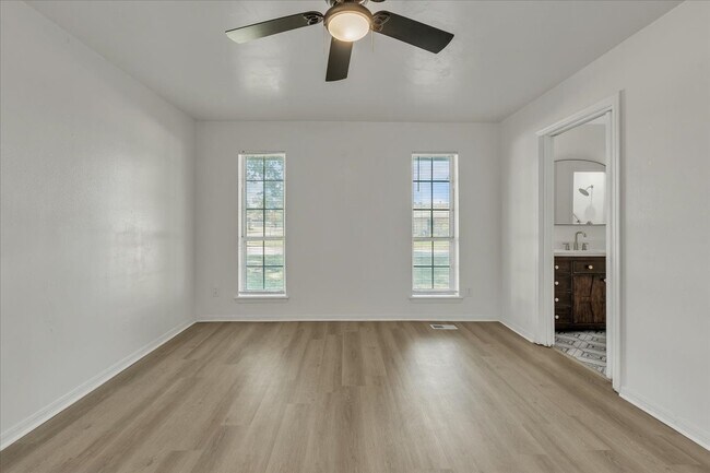 Building Photo - 9800 Willow Wind Dr