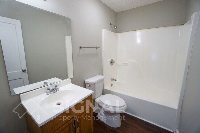 Building Photo - 128 Ann Dr SW