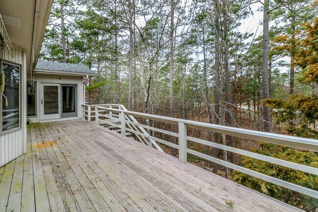 Building Photo - Beautiful 4 Bedroom, 3 Bath home. It has a 2 car garage plus a 1 car carport.  Stay warm in the w...