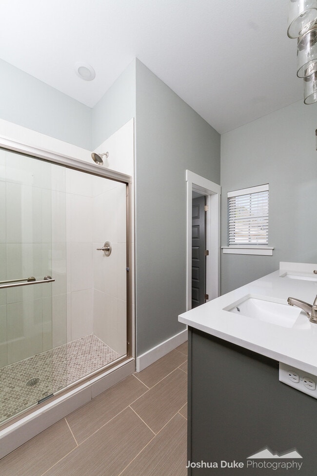 Building Photo - Pre-Leasing Modern Style Home Minutes from Campus and Downtown Fayetteville