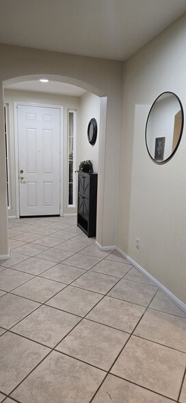 Building Photo - 395 Plaza Calimar