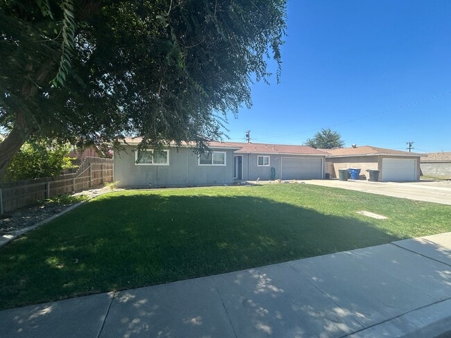 Primary Photo - 3 bedroom 2 bath move in ready in Lemoore ...