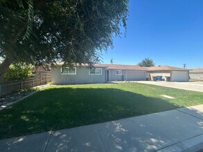 Building Photo - 3 bedroom 2 bath move in ready in Lemoore ...