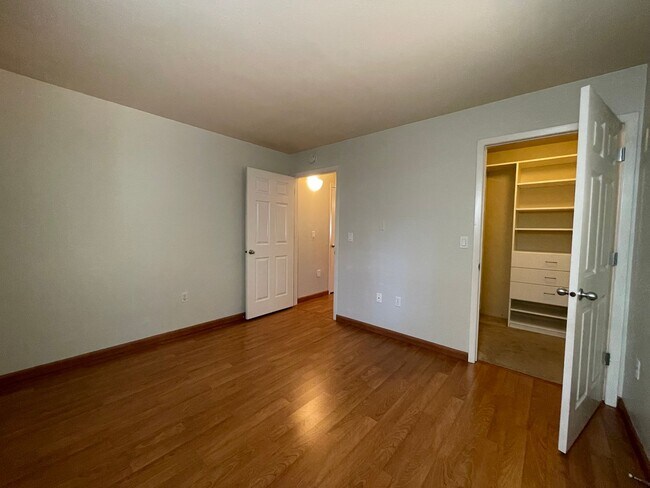 Building Photo - RARE Lake Oswego Bay Community 2Bd/2Ba in ...
