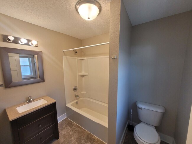 Building Photo - 2 Bedroom, 2 Bathroom Home with large garage!