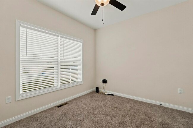 Building Photo - 845 Poplar Log Dr