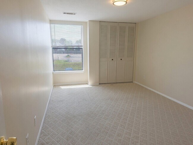Building Photo - 48 Shrewsbury Green Dr