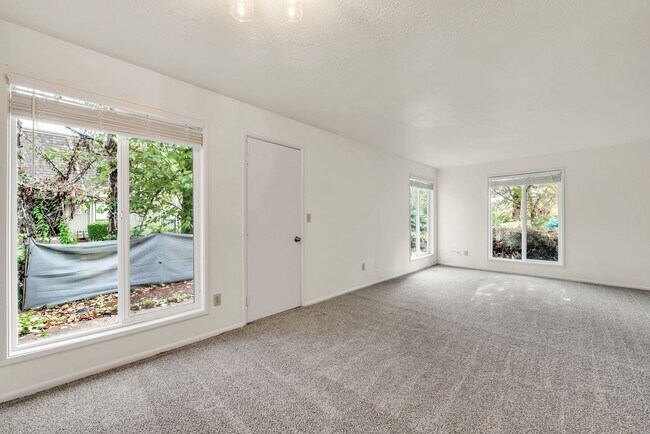 Building Photo - 1628-1628 Madras St SE