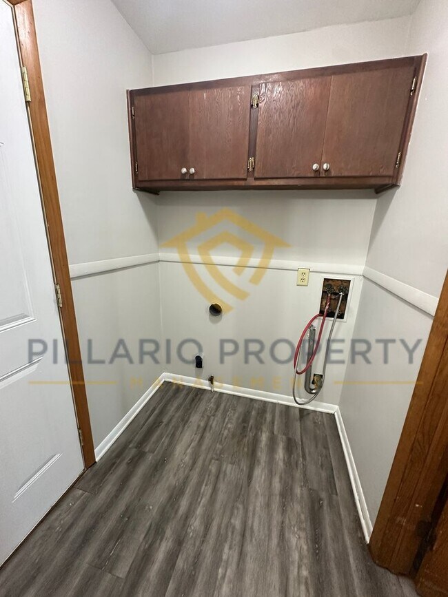 Building Photo - Spacious Warren Township, 3 Bedroom/1.5 Ba...