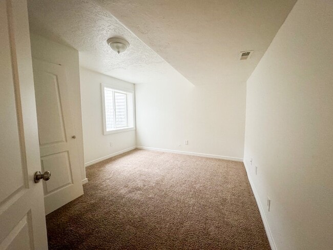 Building Photo - 1040 N 130 W