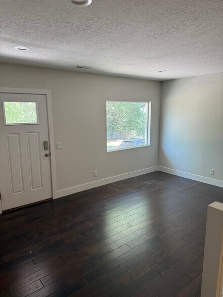 Entryway - 57 E 3300 S