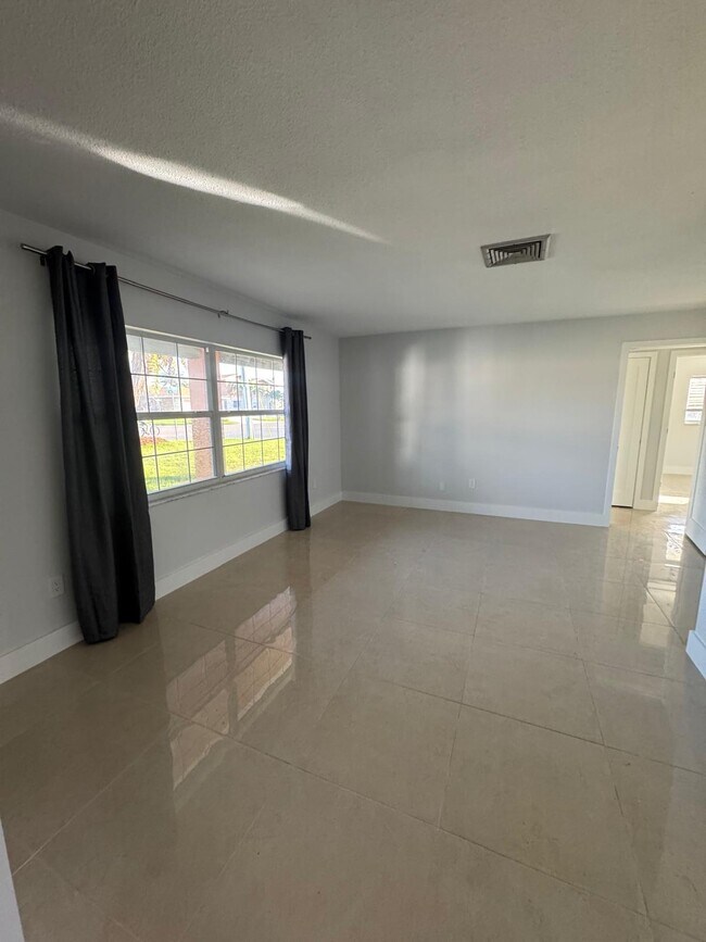 Building Photo - 400 Capri Blvd