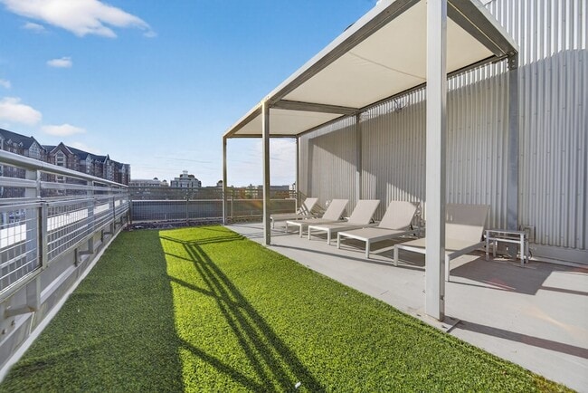 Building Photo - 1900 12th Ave S