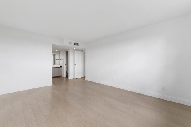 Building Photo - 16546 NE 26th Ave