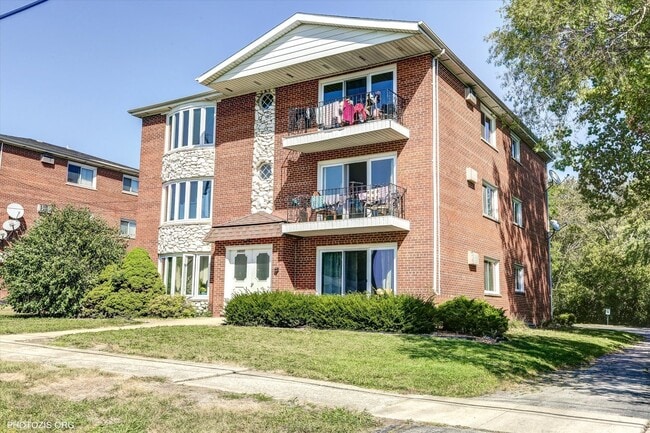 Building Photo - 16035 Laramie Ave