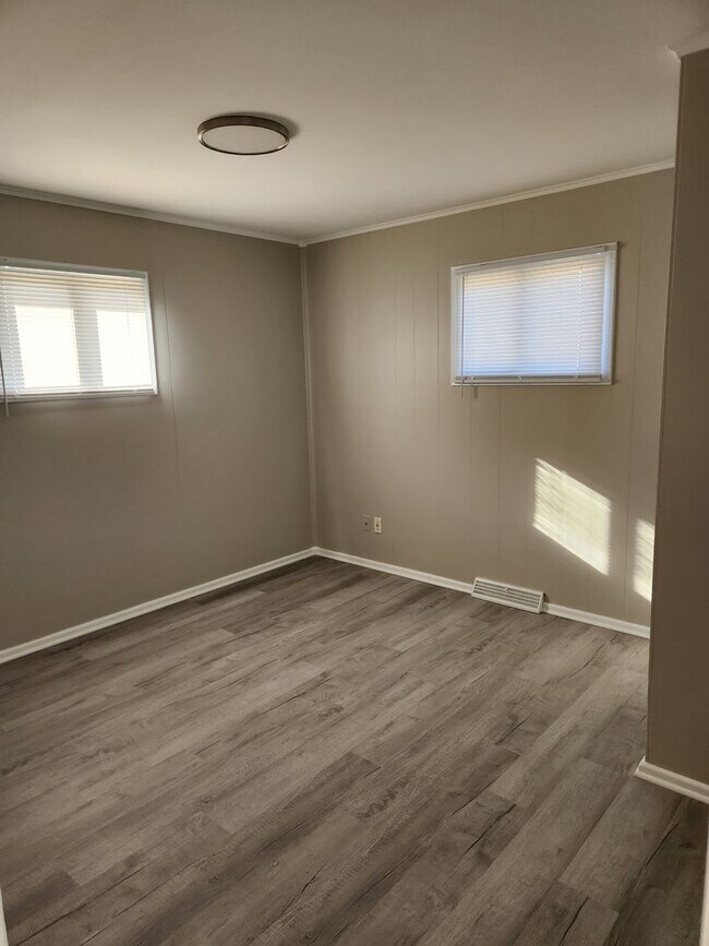Building Photo - 3 bed, 2 bath, 1 car garage Newly remodeled with fenced backyard!