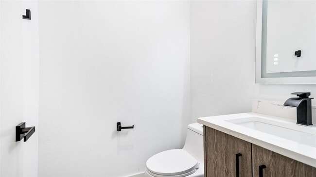 Building Photo - 2318 Arroyo Ave