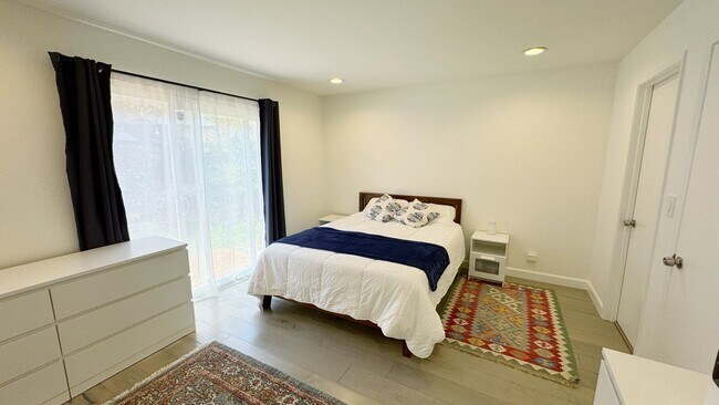 Building Photo - 1405 Lenolt St