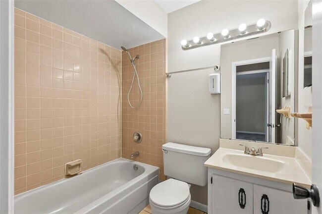 Building Photo - 14 Oakmont Ct