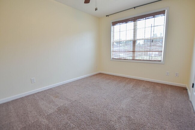 Building Photo - 3561 Aurora Dr