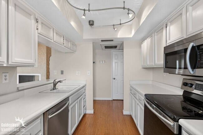 Building Photo - Bright and Modern 1Bdm 1Ba Condo Near Downtown Scottsdale!