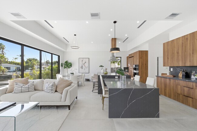 Building Photo - 1308 Avocado Isle