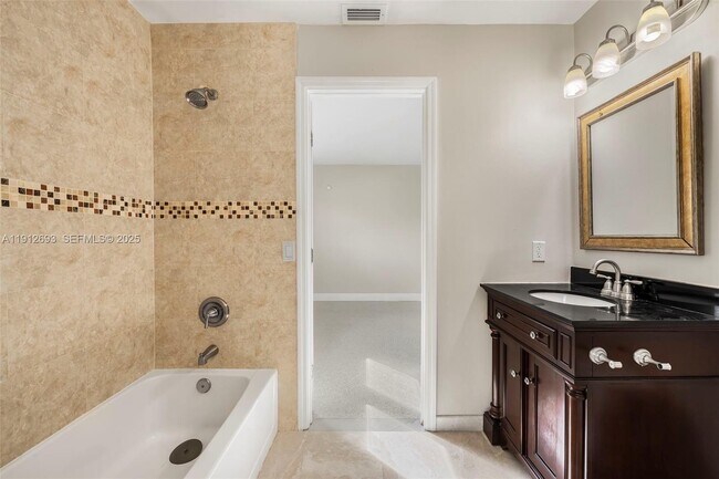 Building Photo - 633 Solar Isle Dr