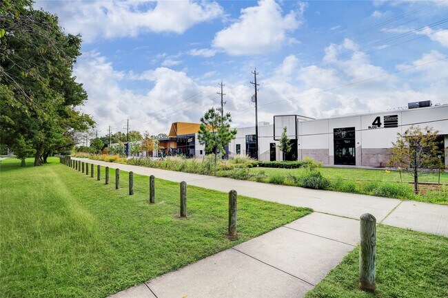 Building Photo - 726 N Shepherd Dr