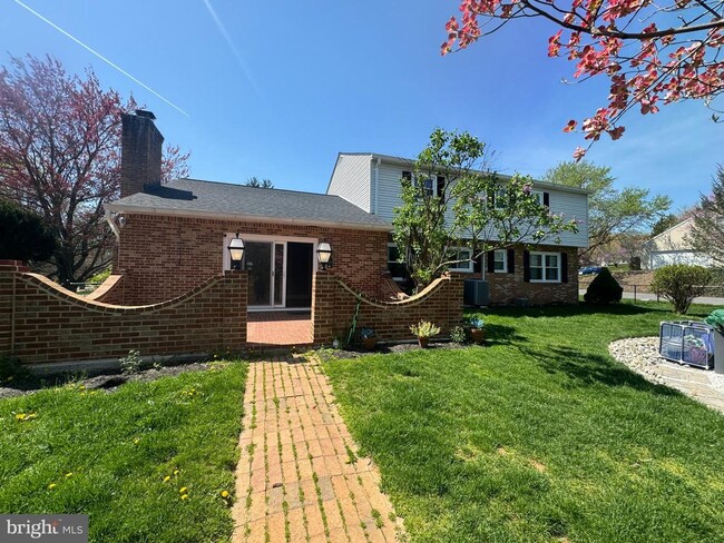 Building Photo - 901 Hillcrest Dr