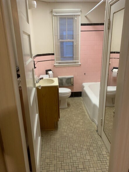 Building Photo - 950 Park Ave