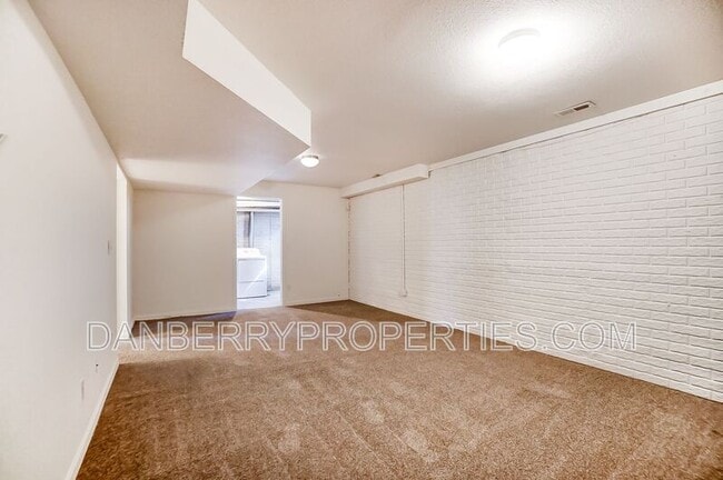 Building Photo - 3660 Willow Run Dr