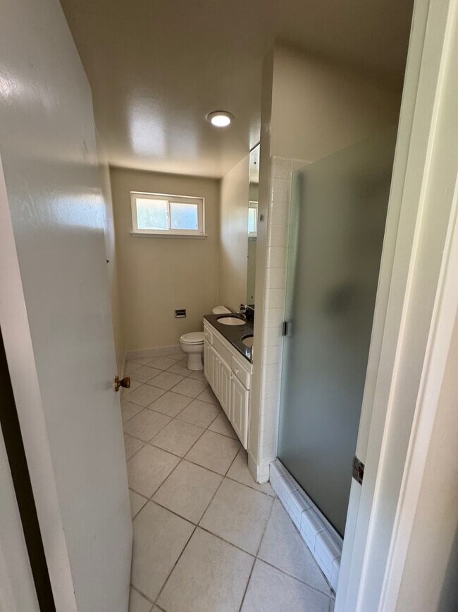 Building Photo - Charming 3 Bedroom / 2 Bathroom Home